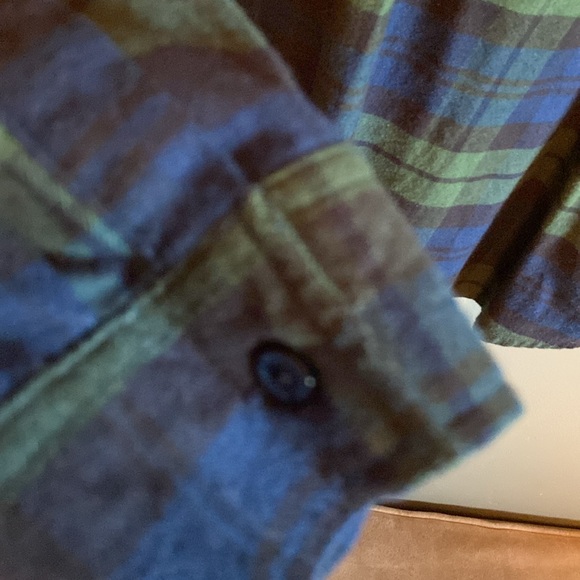 💚A warm plaid shirt just in time for cool temperatures. - Picture 5 of 5